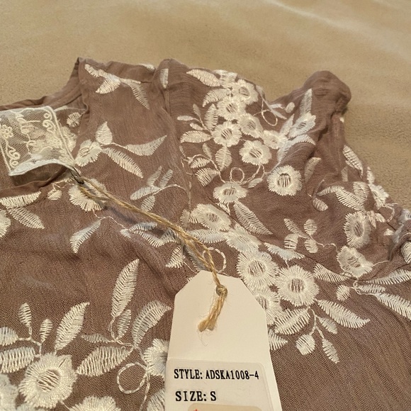 NWT Sadie & Sage top with embroidered flowers - Picture 4 of 10